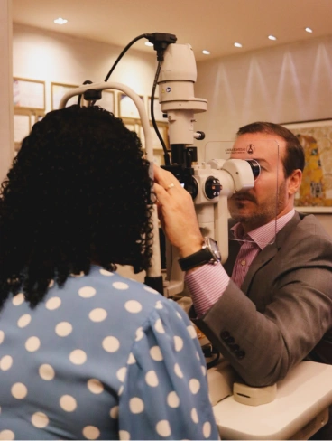 Dr. Alex realizando exame oftalmológico
