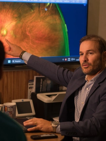 Dr. Alex analisando imagem da retina