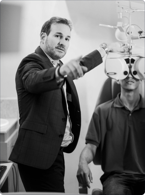 Dr. Alex realizando avaliação oftalmológica